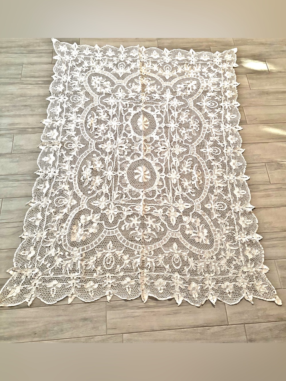 Antique Vintage Point de Venice Lace Tablecloth - Ivory/Off-White